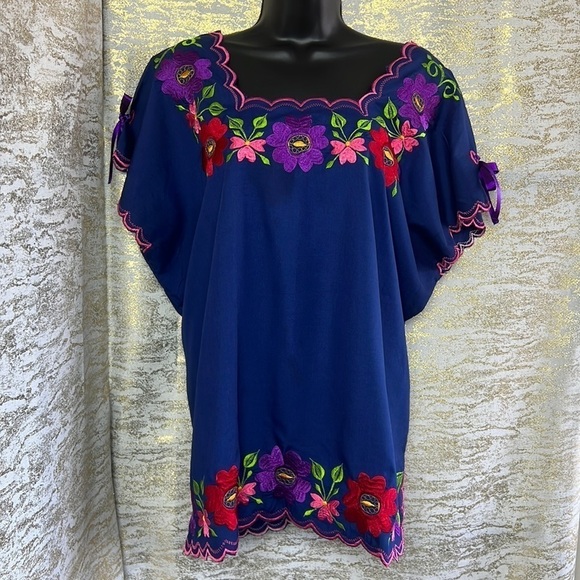 Vintage🧚‍♀️ Navy Blue Floral Embroidered Mexican Blouse - Picture 3 of 11